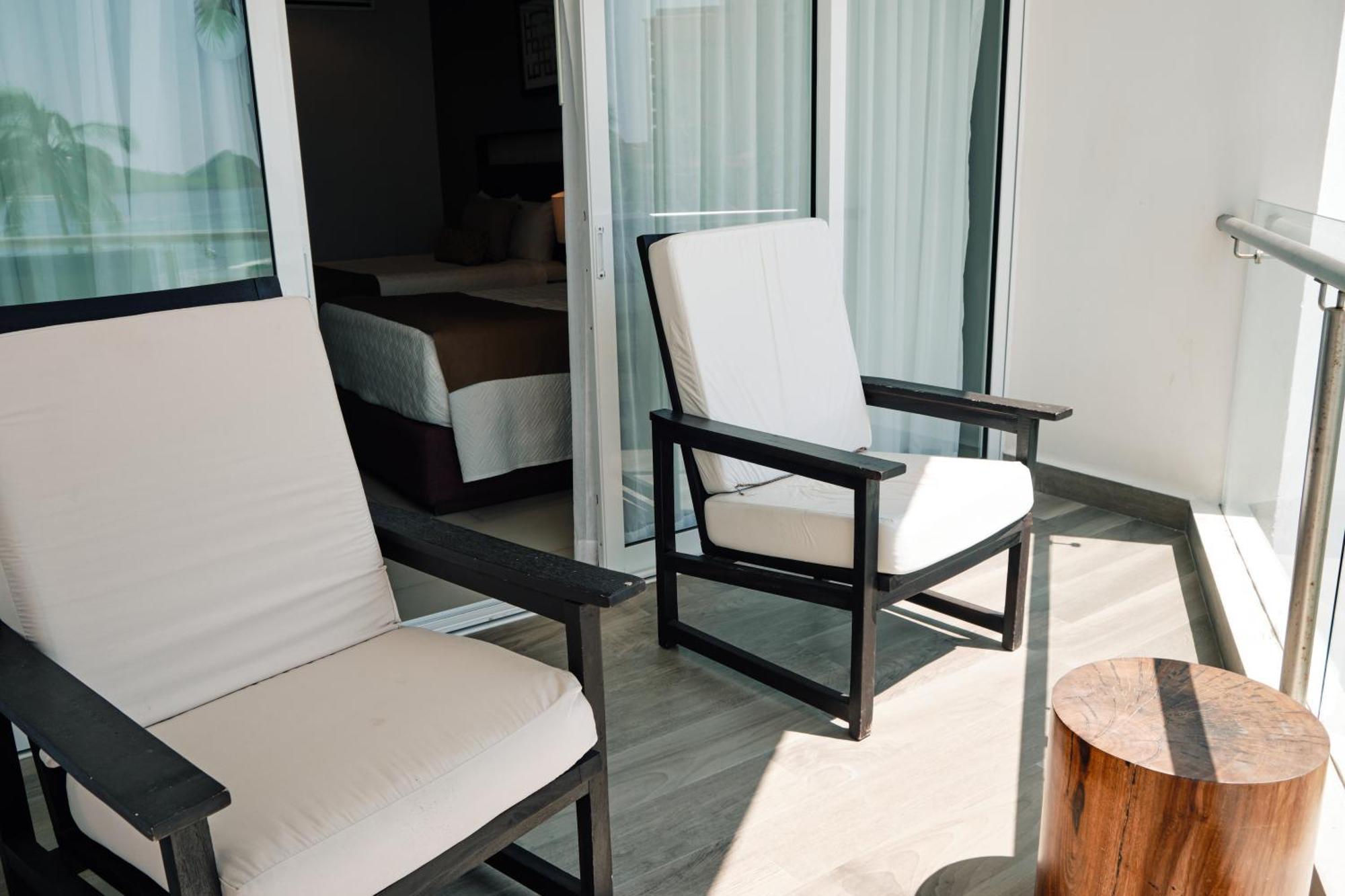 The Inn At Mazatlán Εξωτερικό φωτογραφία A balcony on a cruise ship