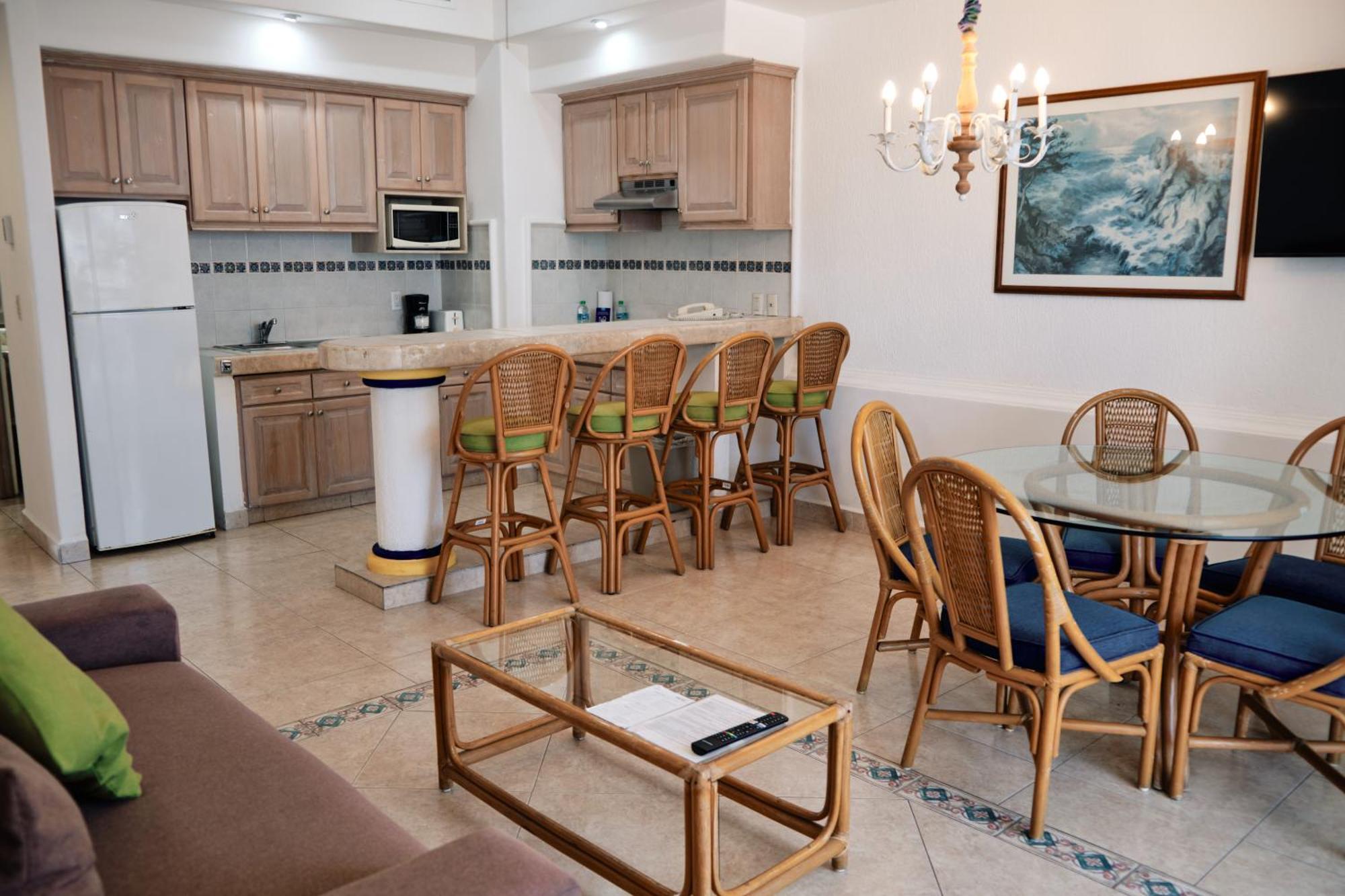 The Inn At Mazatlán Εξωτερικό φωτογραφία A typical kitchen and dining room in a timeshare