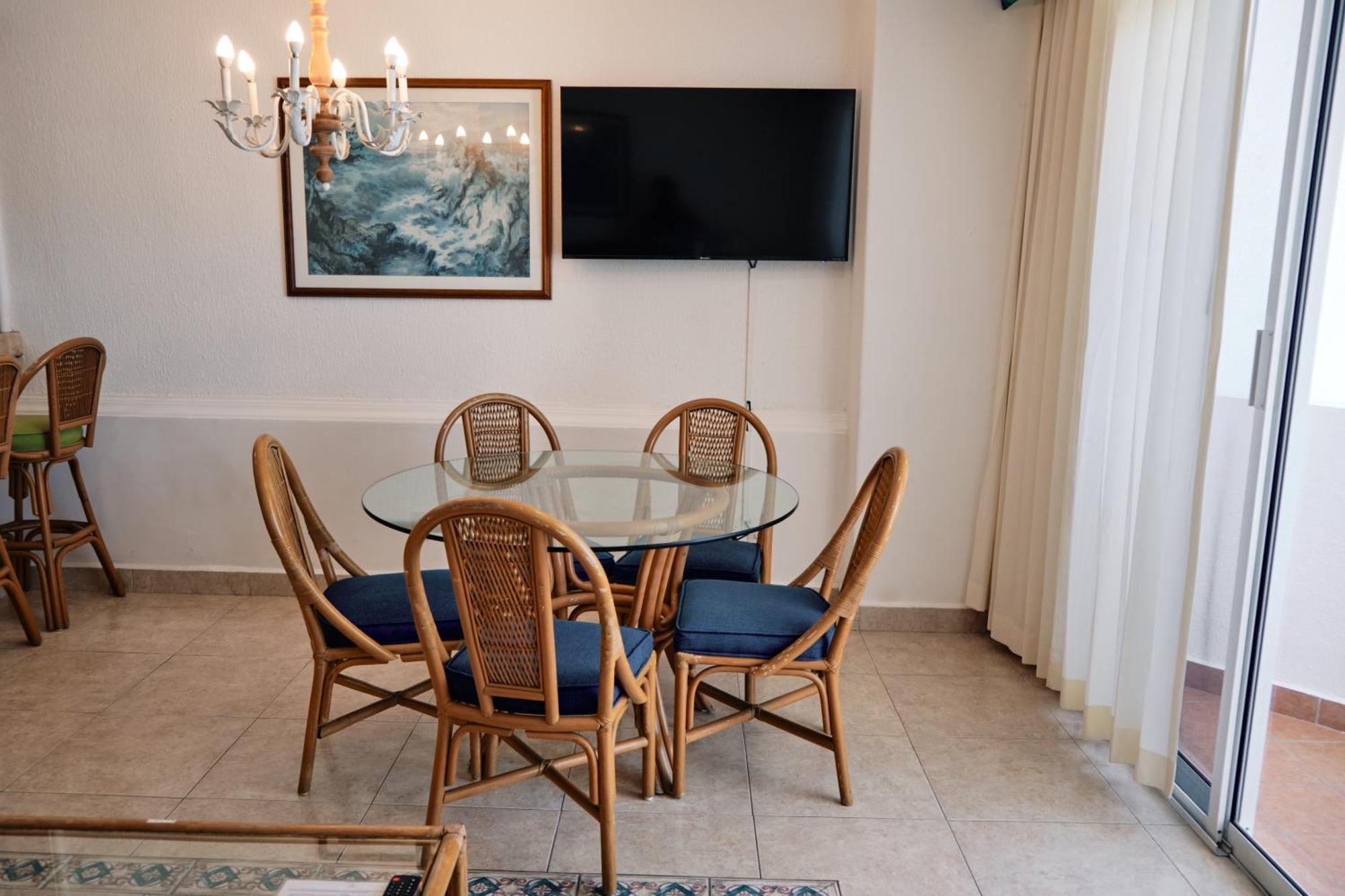 The Inn At Mazatlán Εξωτερικό φωτογραφία A dining room table